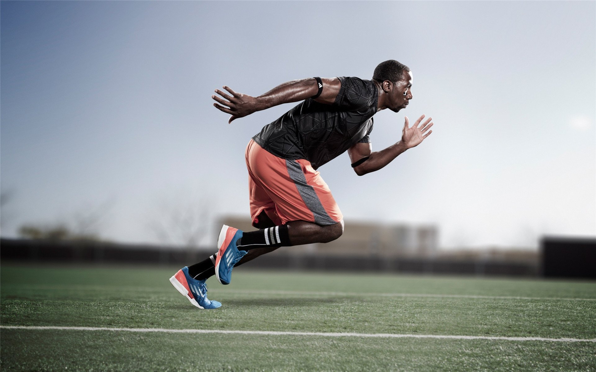 以足球为载体的健康生活理念深入人心，普及全民运动，以足球运动为主题的绘画