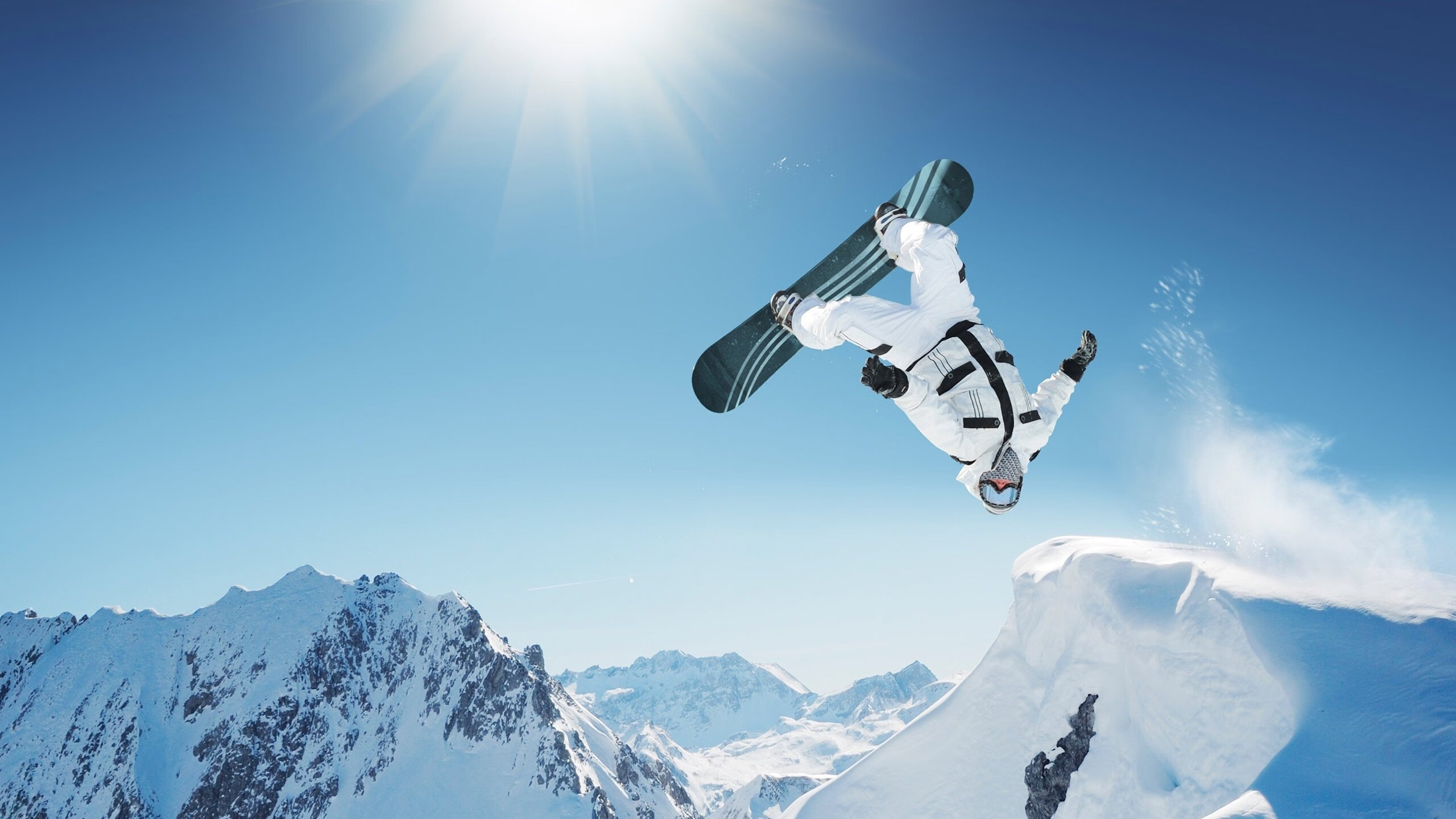 -德甲中场密集包夹，压制对手核心球员，德甲的球场